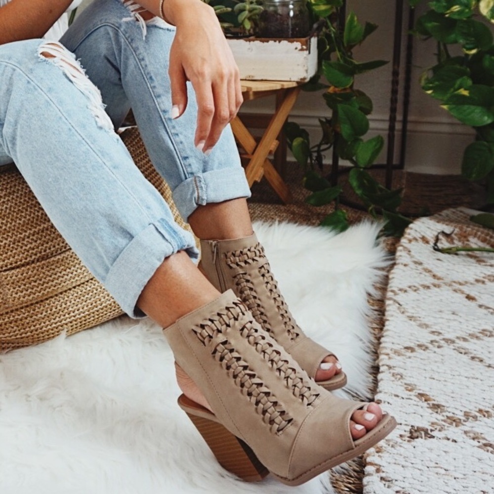 •LAST 3//Gold Coast Beige Chunky Heels•
